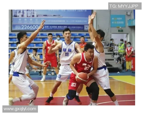 赛后分析:北京篮球队与武汉篮球队的默契配合与战术对抗探讨 赛后分析:北京篮球队与武汉篮球队的默契配合与战术对抗探讨