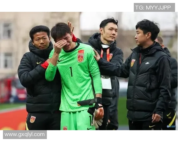 足球明星意外弯腰捡手机瞬间引发热议网友纷纷点赞称其亲民可爱 足球明星意外弯腰捡手机瞬间引发热议网友纷纷点赞称其亲民可爱